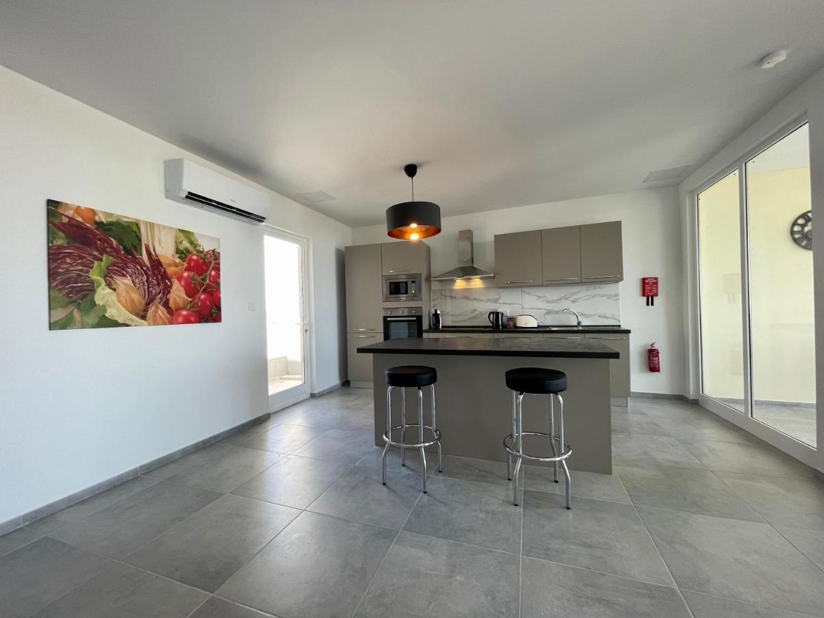 190 Sqm In Swieqi With Views And Free High Speed Wifi *